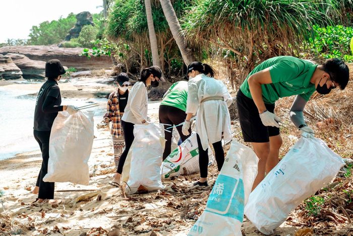 Theo Bộ Tài nguyên và Môi trường, mỗi năm tại Việt Nam có khoảng 1,8 triệu tấn rác thải nhựa thải ra môi trường, trong đó 0,28 - 0,73 triệu tấn bị thải ra biển, nhưng chỉ 27% trong số này được tái chế, tận dụng bởi các cơ sở, doanh nghiệp.