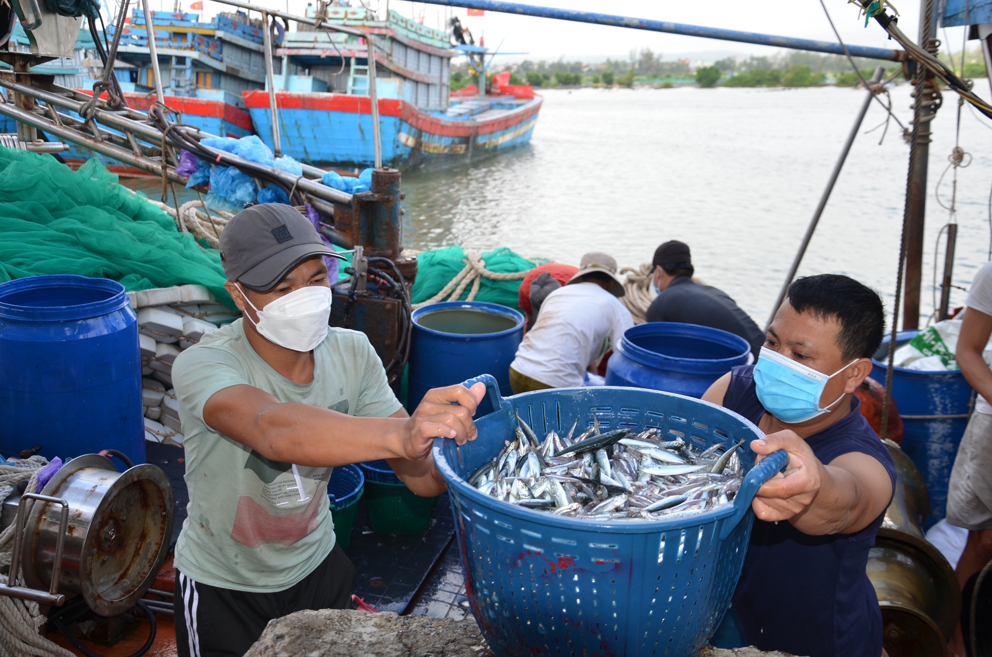 Công tác phòng chống khai thác hải sản bất hợp pháp, không báo cáo, không theo quy định (IUU) được tỉnh Khánh Hòa triển khai đồng bộ và quyết liệt, thể hiện quyết tâm gỡ 'thẻ vàng' cho ngành thủy sản.