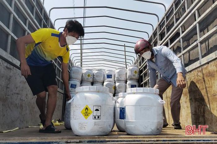 Đến thời điểm này, đã có 41 tấn hóa chất Chlorine 65% min được cấp phát đến tận người nuôi trồng thủy sản ở Hà Tĩnh để xử lý môi trường, ngăn ngừa dịch bệnh.